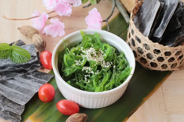 Algensalat ist köstlich und trocknet Algen. — Stockfoto