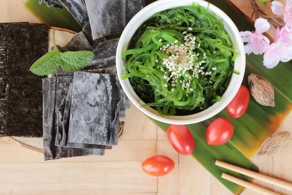 Zeewier salade is heerlijk en droogt zeewier. — Stockfoto