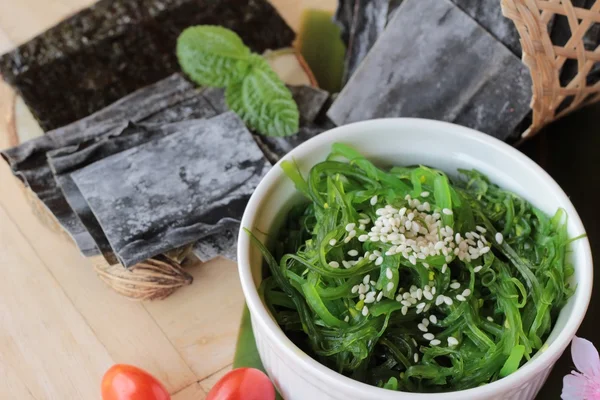 Zeewier salade is heerlijk en droogt zeewier. — Stockfoto