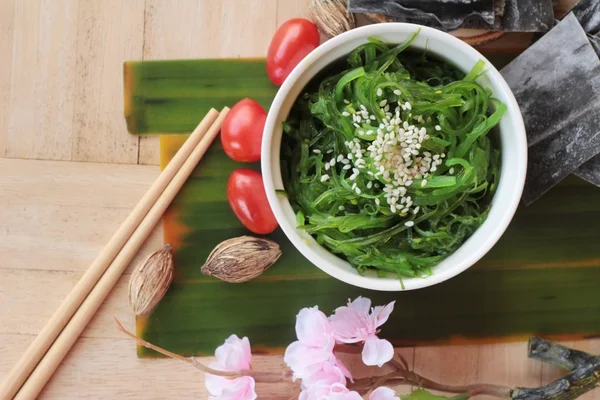 Yosun salatası çok lezzetli ve deniz yosunu kurur. — Stok fotoğraf