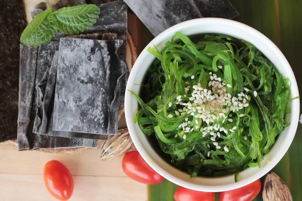 Салат из водорослей очень вкусный и сушит водоросли. . — стоковое фото