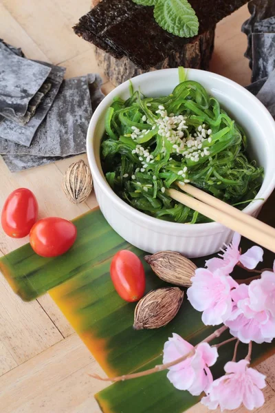 Yosun salatası çok lezzetli ve deniz yosunu kurur. — Stok fotoğraf