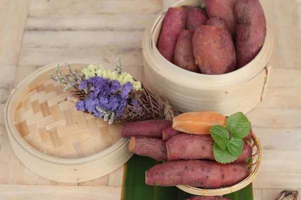 Batata hervida es delicioso sobre fondo de madera . — Foto de Stock