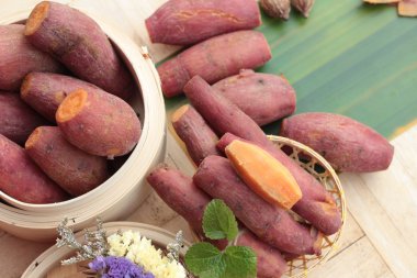 ahşap arka plan üzerinde lezzetli tatlı patates haşlanmış.