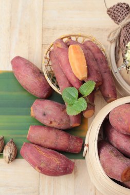 ahşap arka plan üzerinde lezzetli tatlı patates haşlanmış.