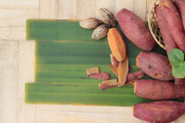 ahşap arka plan üzerinde lezzetli tatlı patates haşlanmış.