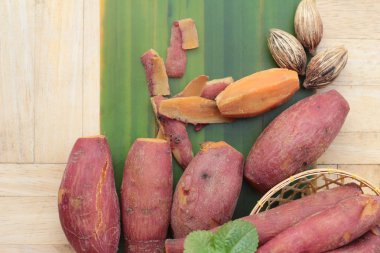 ahşap arka plan üzerinde lezzetli tatlı patates haşlanmış.