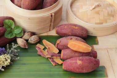 ahşap arka plan üzerinde lezzetli tatlı patates haşlanmış.