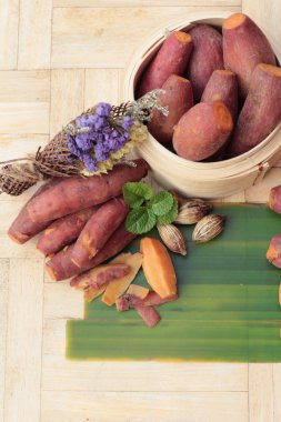 ahşap arka plan üzerinde lezzetli tatlı patates haşlanmış.