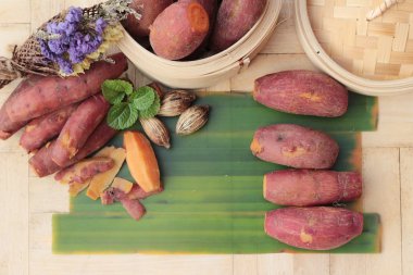 ahşap arka plan üzerinde lezzetli tatlı patates haşlanmış.