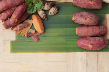 ahşap arka plan üzerinde lezzetli tatlı patates haşlanmış.