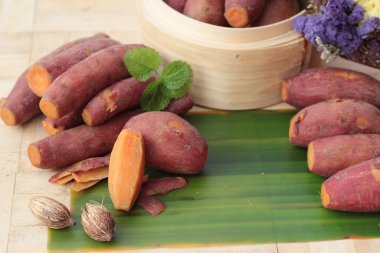 ahşap arka plan üzerinde lezzetli tatlı patates haşlanmış.