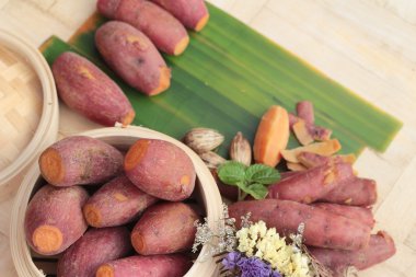 ahşap arka plan üzerinde lezzetli tatlı patates haşlanmış.