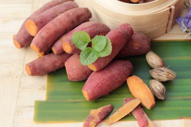 ahşap arka plan üzerinde lezzetli tatlı patates haşlanmış.