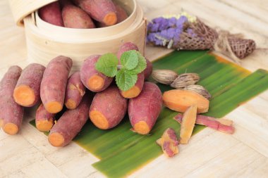 ahşap arka plan üzerinde lezzetli tatlı patates haşlanmış.