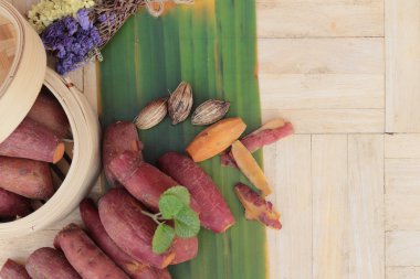 ahşap arka plan üzerinde lezzetli tatlı patates haşlanmış.