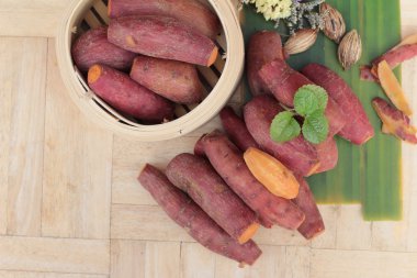 ahşap arka plan üzerinde lezzetli tatlı patates haşlanmış.