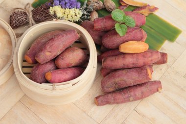 ahşap arka plan üzerinde lezzetli tatlı patates haşlanmış.