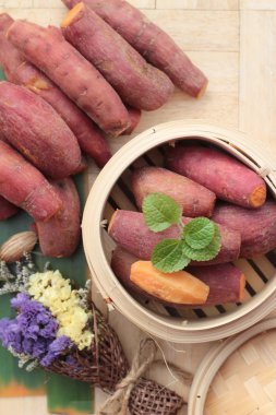 ahşap arka plan üzerinde lezzetli tatlı patates haşlanmış.