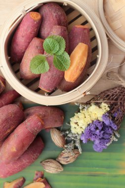 ahşap arka plan üzerinde lezzetli tatlı patates haşlanmış.