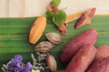 ahşap arka plan üzerinde lezzetli tatlı patates haşlanmış.