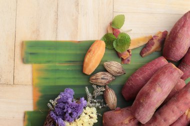 ahşap arka plan üzerinde lezzetli tatlı patates haşlanmış.