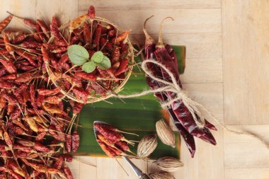 ahşap arka plan üzerinde kurutulmuş kırmızı biber