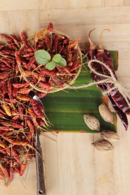 ahşap arka plan üzerinde kurutulmuş kırmızı biber