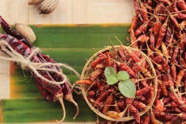 ahşap arka plan üzerinde kurutulmuş kırmızı biber