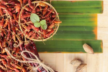 ahşap arka plan üzerinde kurutulmuş kırmızı biber