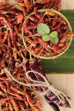 ahşap arka plan üzerinde kurutulmuş kırmızı biber