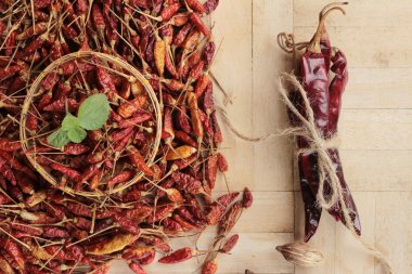 ahşap arka plan üzerinde kurutulmuş kırmızı biber