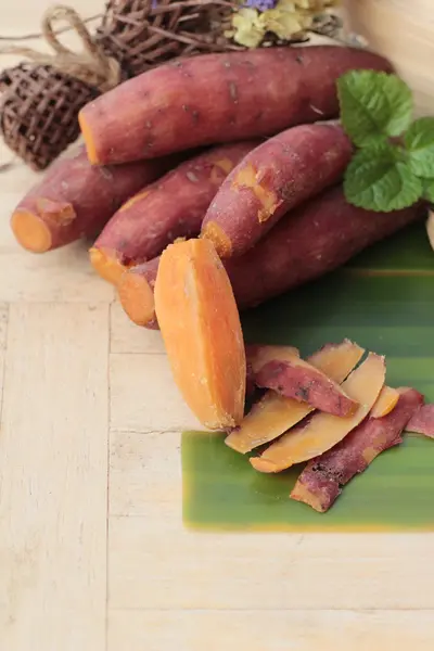 Batata hervida es delicioso sobre fondo de madera . — Foto de Stock