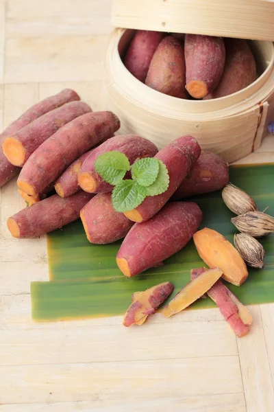 Batata hervida es delicioso sobre fondo de madera . — Foto de Stock