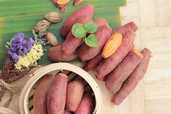 Batata hervida es delicioso sobre fondo de madera . — Foto de Stock