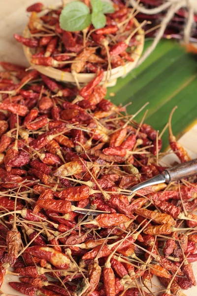 Peperoncino rosso secco su fondo legno — Foto Stock