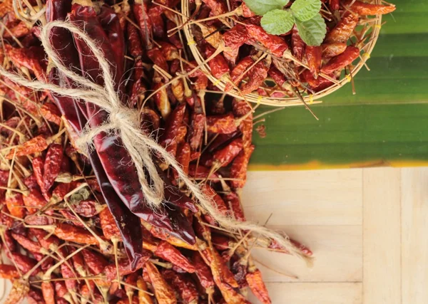 Peperoncino rosso secco su fondo legno — Foto Stock