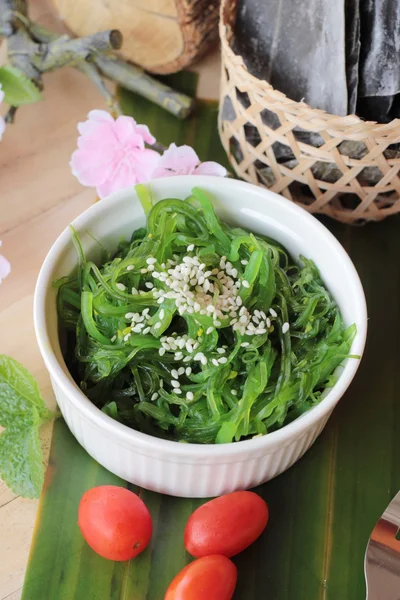 Zeewier salade is heerlijk en droogt zeewier. — Stockfoto