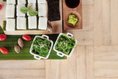 Suşi rulo ve deniz yosunu pirinç salatası yapma