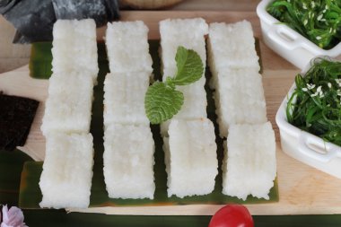 Suşi rulo ve deniz yosunu pirinç salatası yapma