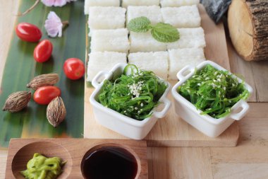 Suşi rulo ve deniz yosunu pirinç salatası yapma