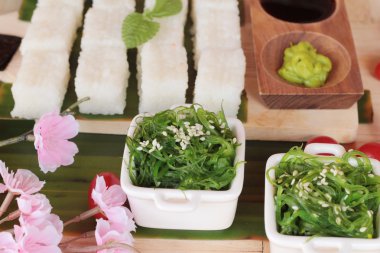 Suşi rulo ve deniz yosunu pirinç salatası yapma