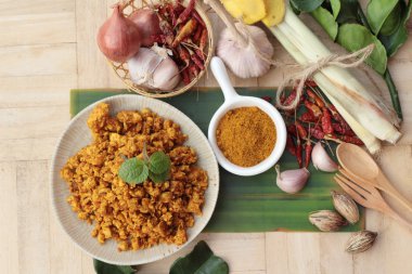 Kızartma tavuk köri baharatlı ile lezzetlidir