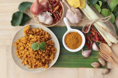 Kızartma tavuk köri baharatlı ile lezzetlidir