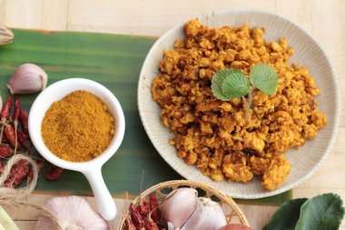 Kızartma tavuk köri baharatlı ile lezzetlidir