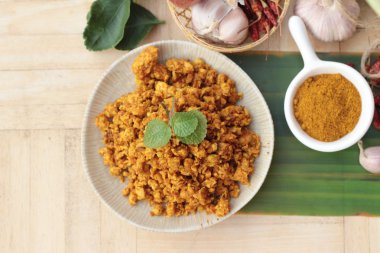 Kızartma tavuk köri baharatlı ile lezzetlidir