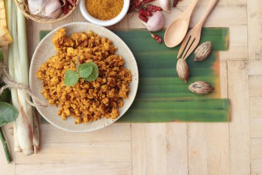 Kızartma tavuk köri baharatlı ile lezzetlidir