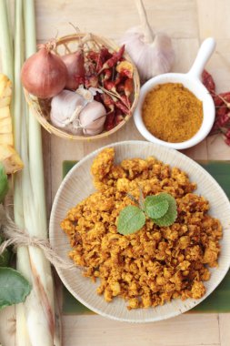 Kızartma tavuk köri baharatlı ile lezzetlidir