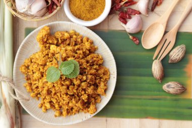 Kızartma tavuk köri baharatlı ile lezzetlidir