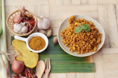 Kızartma tavuk köri baharatlı ile lezzetlidir